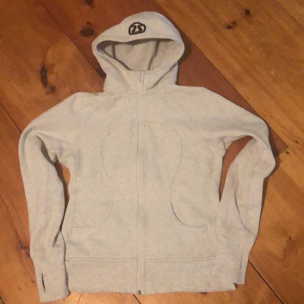 Lululemon Scuba Hoodie. Light grey. Size 6